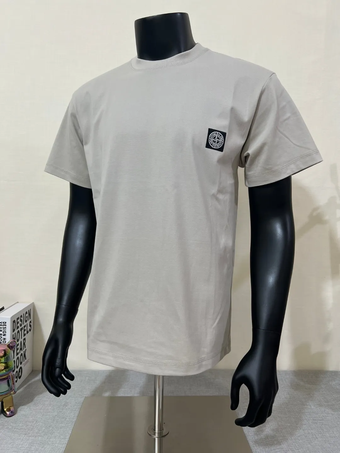 P140 STONE ISLAND top version, differentiated currency, 2025ss official website synchronization, embroidered small label LOGO short-sleeved T-shirt, 64 counts, high density 240g double yarn pure cotton, imported machine embroidered small label, embroidered letters are clean and neat, supports NFC scanning code to enter GW, YB ready-to-wear fabric collar hemming, shoulder bone and tight thread It will not deform after being worn for a long time. It has been washed with high temperature for 4 times. It does not fade, shrink or pill. It is comfortable and stretchable. It is a must-have wardrobe item. Same style for men and women. Five colors: lilac gray, dark gray, white, black, copper brown. Size: XS-L. Maximum L can wear 200 pounds.